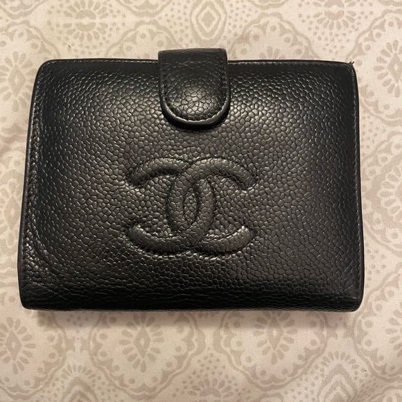 💕CHANEL
Caviar Kisslock Wallet - Picture 11 of 12